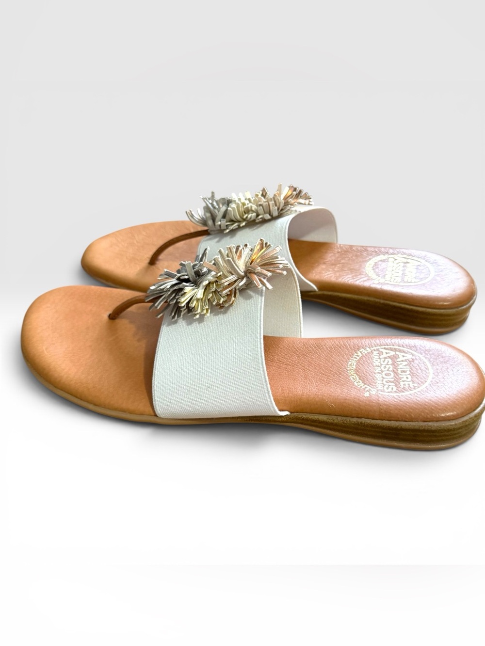 André Assous Spain White Stretch Thong Sandals Metallic Raffia Pom Pom US 8
